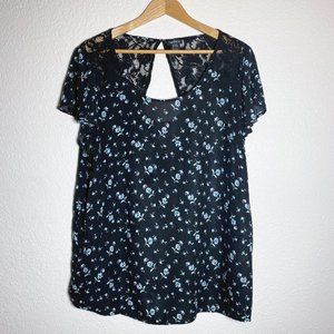 Torrid Short Sleeve Top Black White Blue Flowers Lace Shoulders Size 2